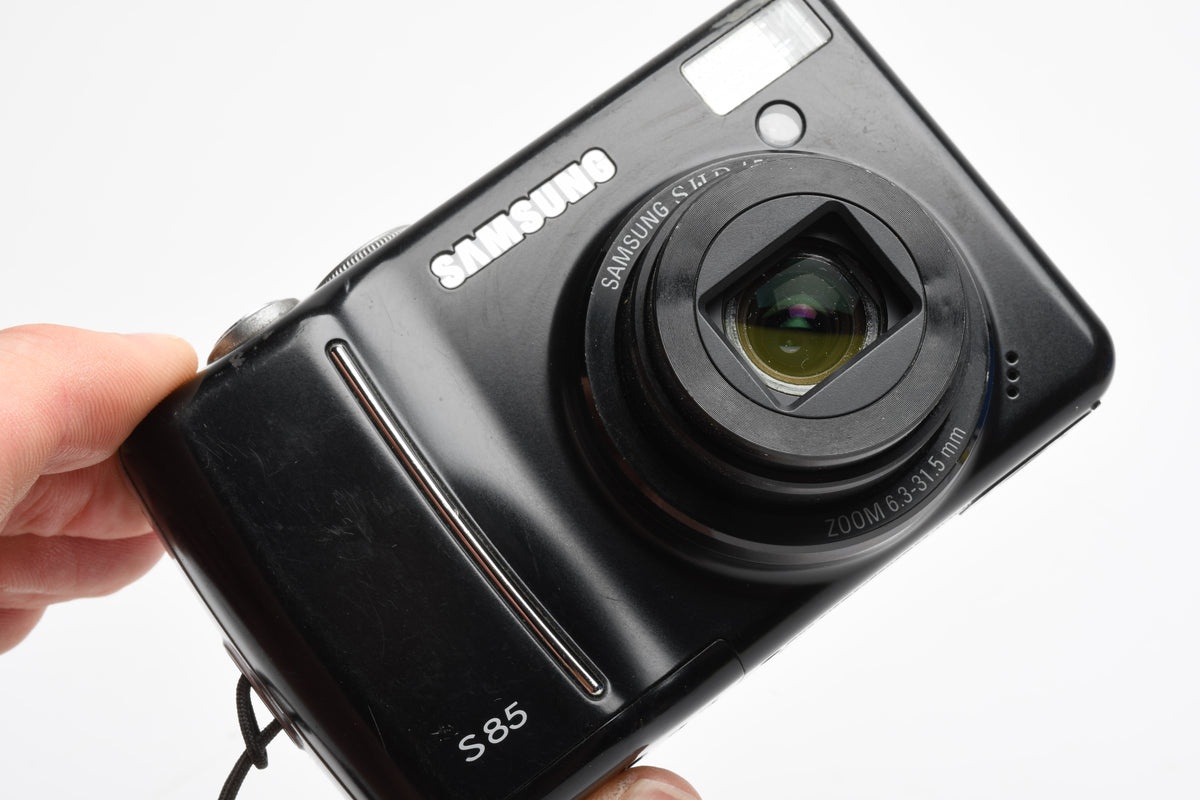 Samsung S85 8.2MP Digital Point&Shoot Camera w/Strap, Good