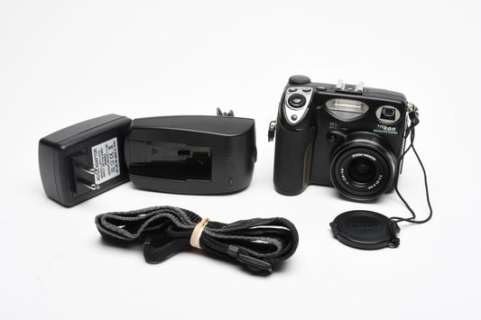 Nikon Coolpix 5000 Digital Point&Shoot camera w/batt., charger, Tested