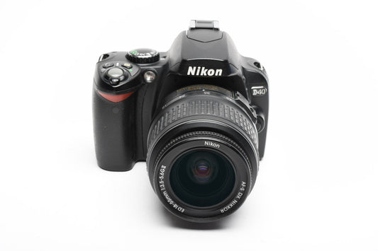 Nikon D40 DSLR body w/Nikkor 18-55mm f3.5-5.6G ED II, Batt+Charger, 12K Acts
