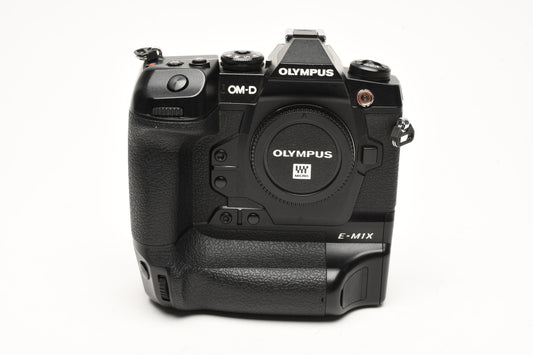 Olympus OM-D E-M1X Body, 2X batts, charger, strap, 27K Acts, Mint-