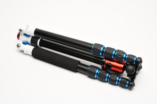 MeFoto compact travel tripod A1350 Road Trip (White/Black) in case, Mint-