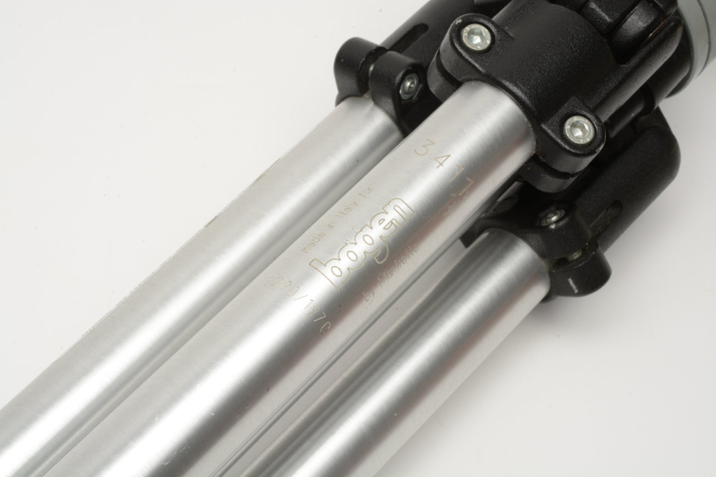 Bogen 3411 tripod w/3025 3D Head, Nice and clean combo, Great!