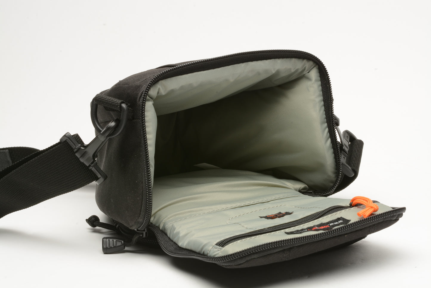 Lowepro Toploader Zoom 45 AW compact holster case (Black) w/rain shield