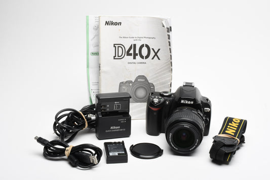 Nikon D40X body w/Nikkor 18-55mm f3.5-5.6 GII w/batt, charger, Only 8k Acts!