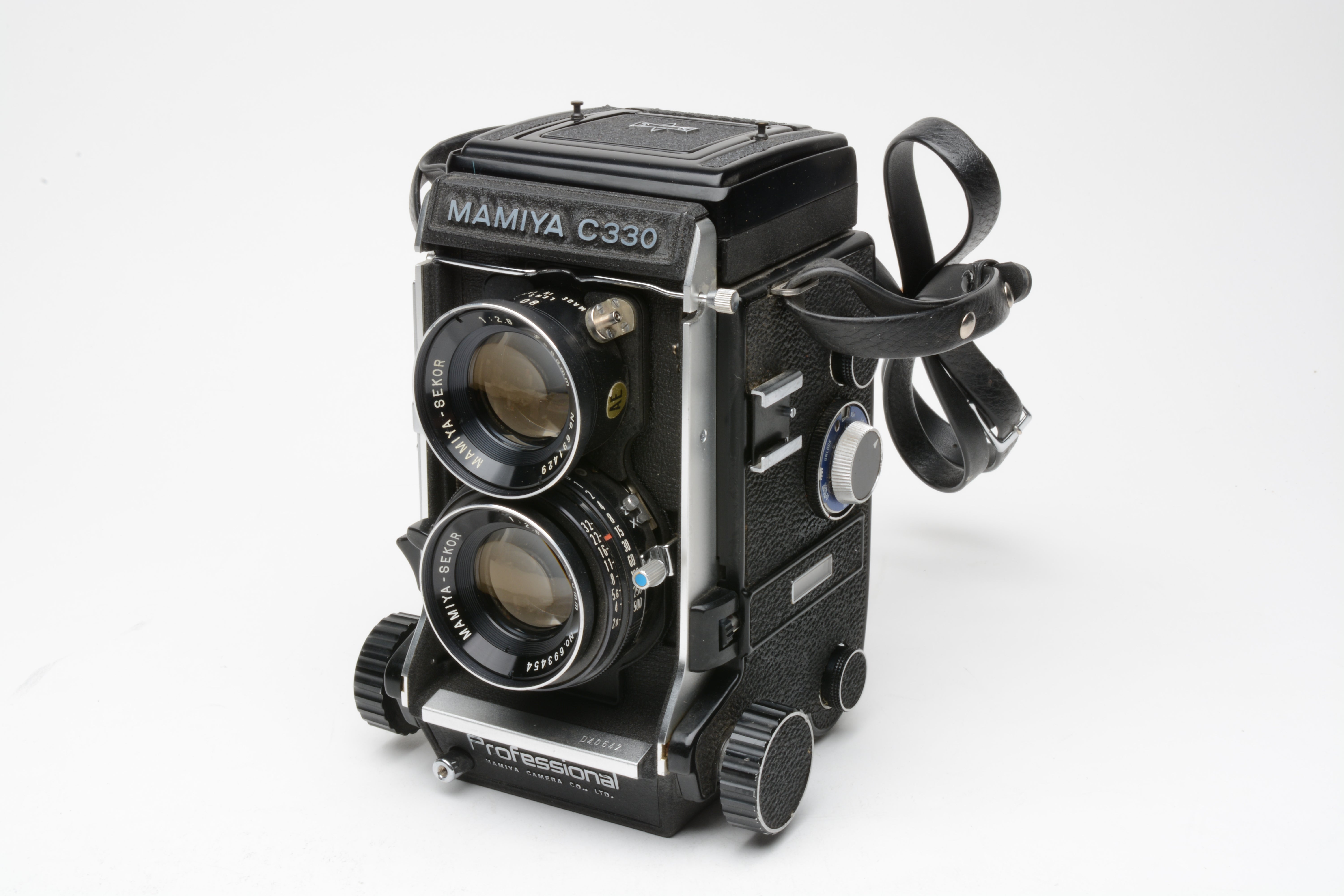 Mamiya C330 Professional 120 TLR camera w/80mm f2.8 lens, strap, teste