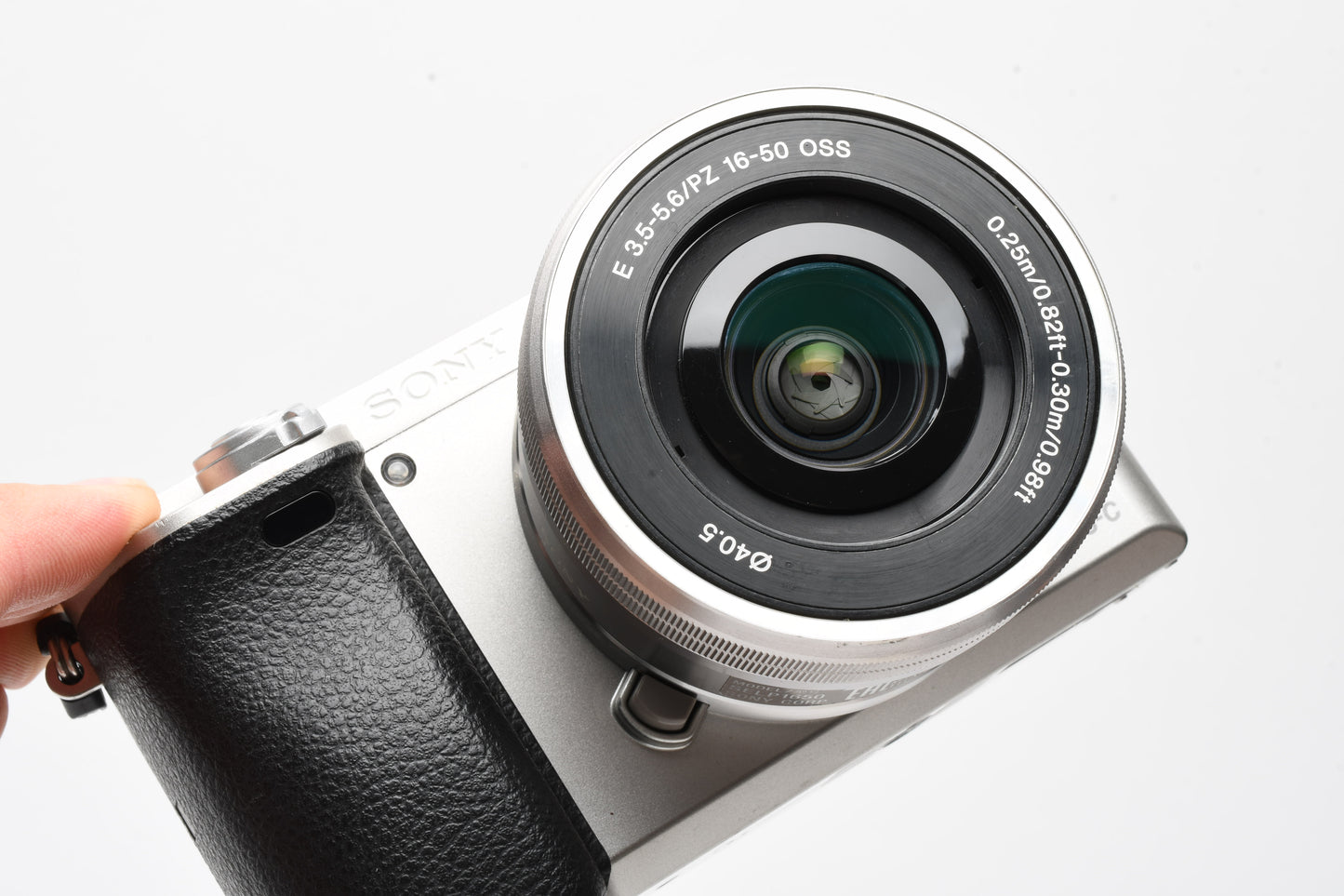 Sony A6000 Mirrorless w/16-50mm zoom, 2X batts+charger, Only 2859 Acts!