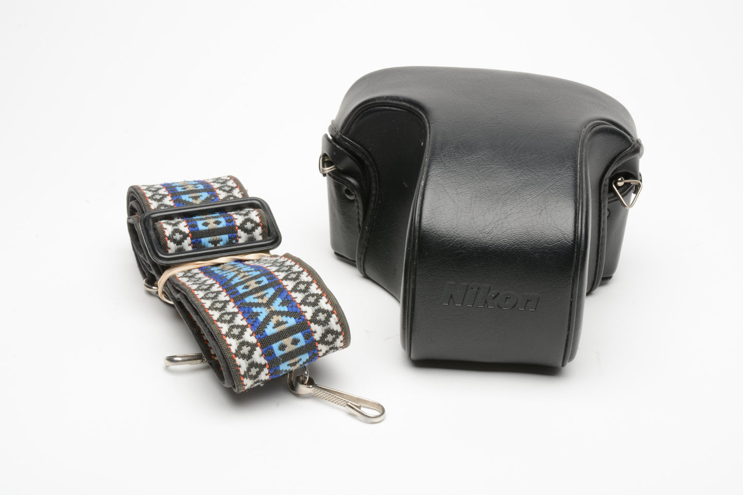 Nikon FM-10 35mm SLR w/35-70mm f3.5-4.8 zoom lens, cap+strap+case, Clean!