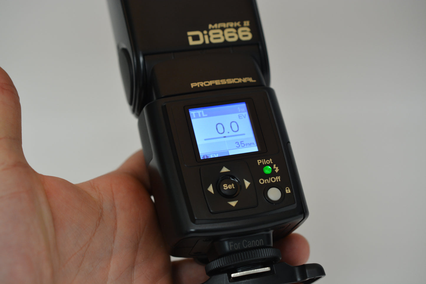 Nissin Di866 Mark II Dedicated flash for Canon cameras + pouch & stand