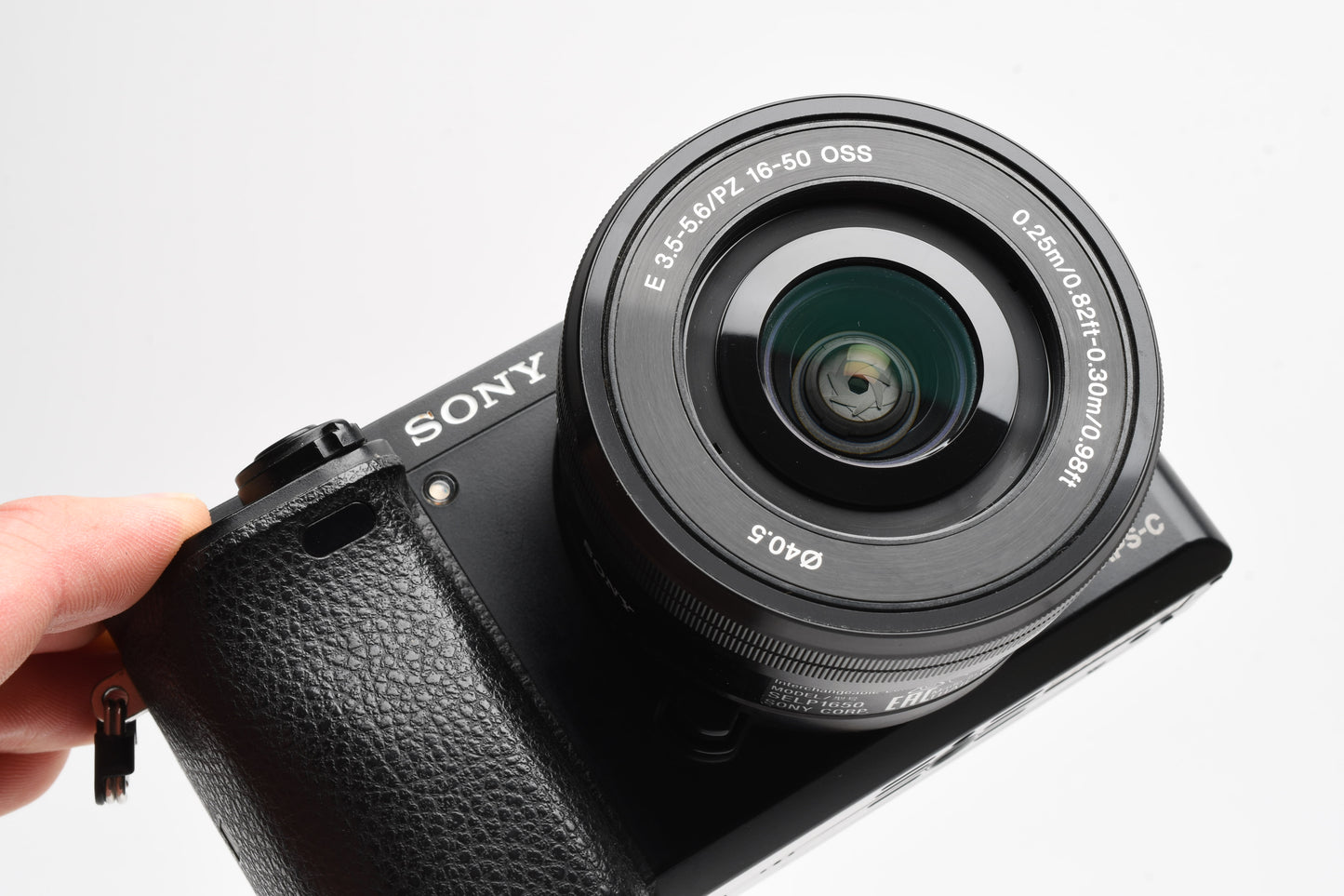 Sony A6400 Mirrorless w/16-50mm zoom, batt, charger, Only 2893 Acts!