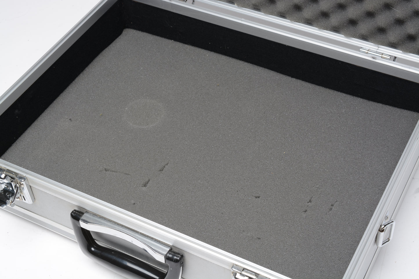 Aluminum camera case ~18 x 13 x 5.5", Missing main foam, good!