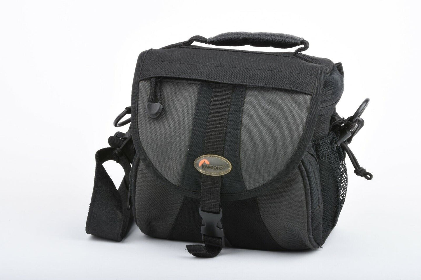 Olympus E-620 12.3MP DSLR Body, Only 1537 Acts/Shutter Count! 2Batts+Case