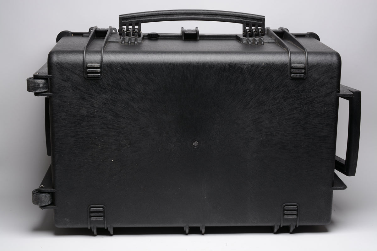 AXS Axis hard sided rolling carrying case 30x19x17", Very clean, no insert