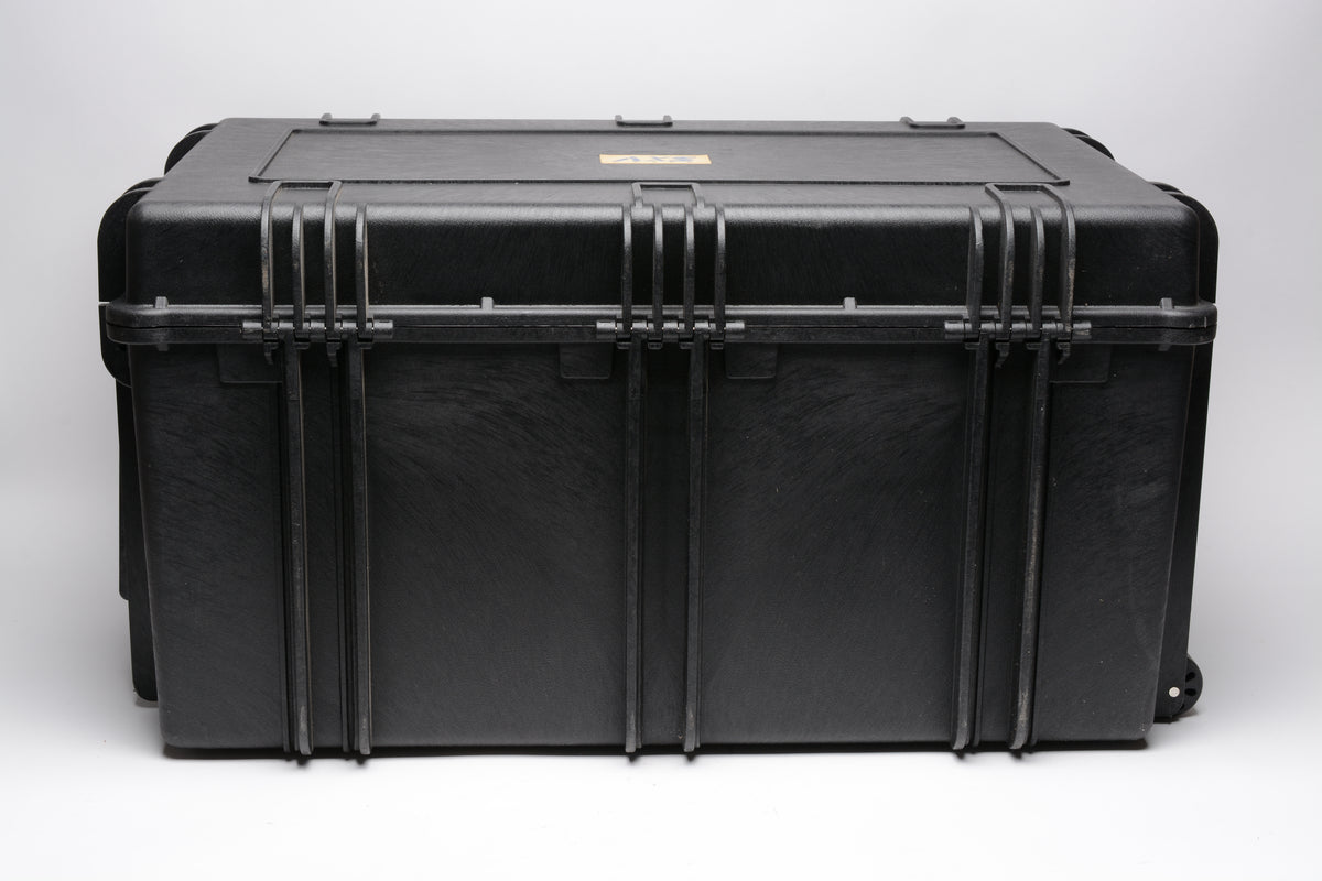 AXS Axis hard sided rolling carrying case 30x19x17", Very clean, no insert