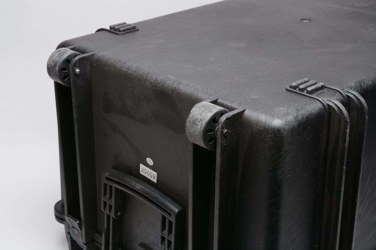 AXS Axis hard sided rolling carrying case 30x19x17", Very clean, no insert