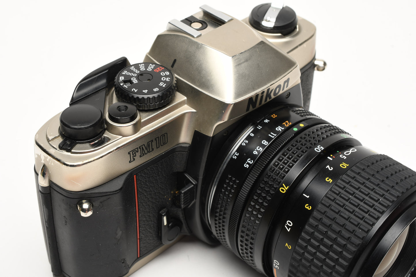 Nikon FM10 35mm SLR w/35-70mm f3.5-4.8 zoom lens, Case, Boxed