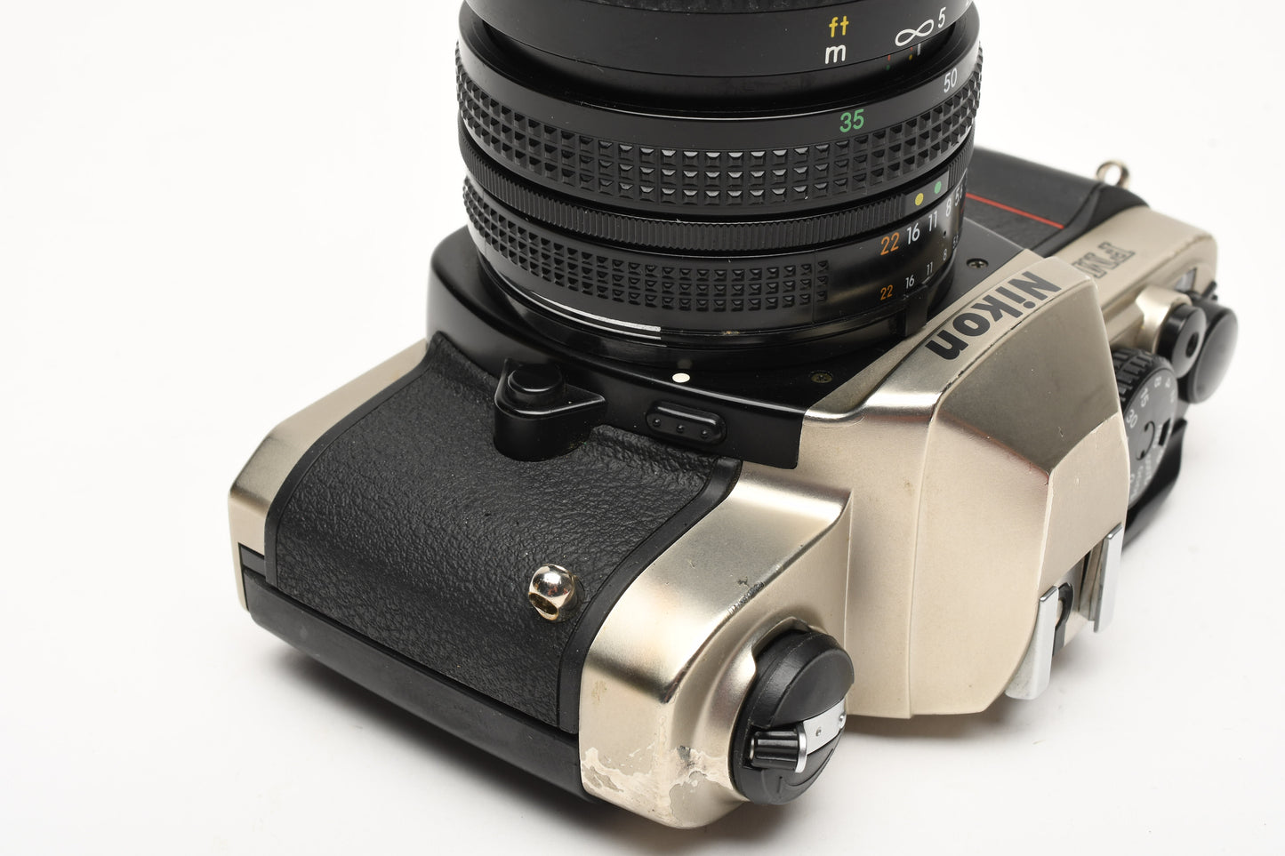 Nikon FM10 35mm SLR w/35-70mm f3.5-4.8 zoom lens, Case, Boxed