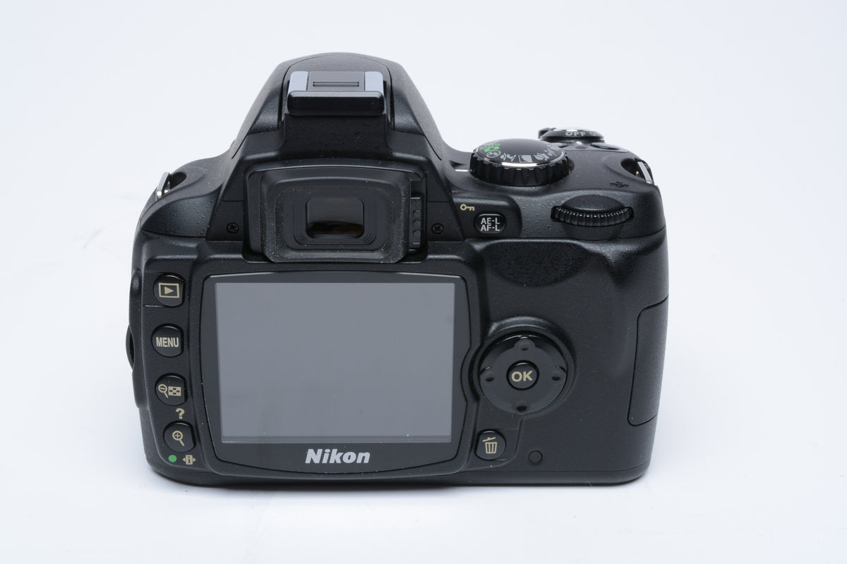 Nikon D40 DSLR body, batt+charger+book, ONLY 2421 Acts!! Mint-