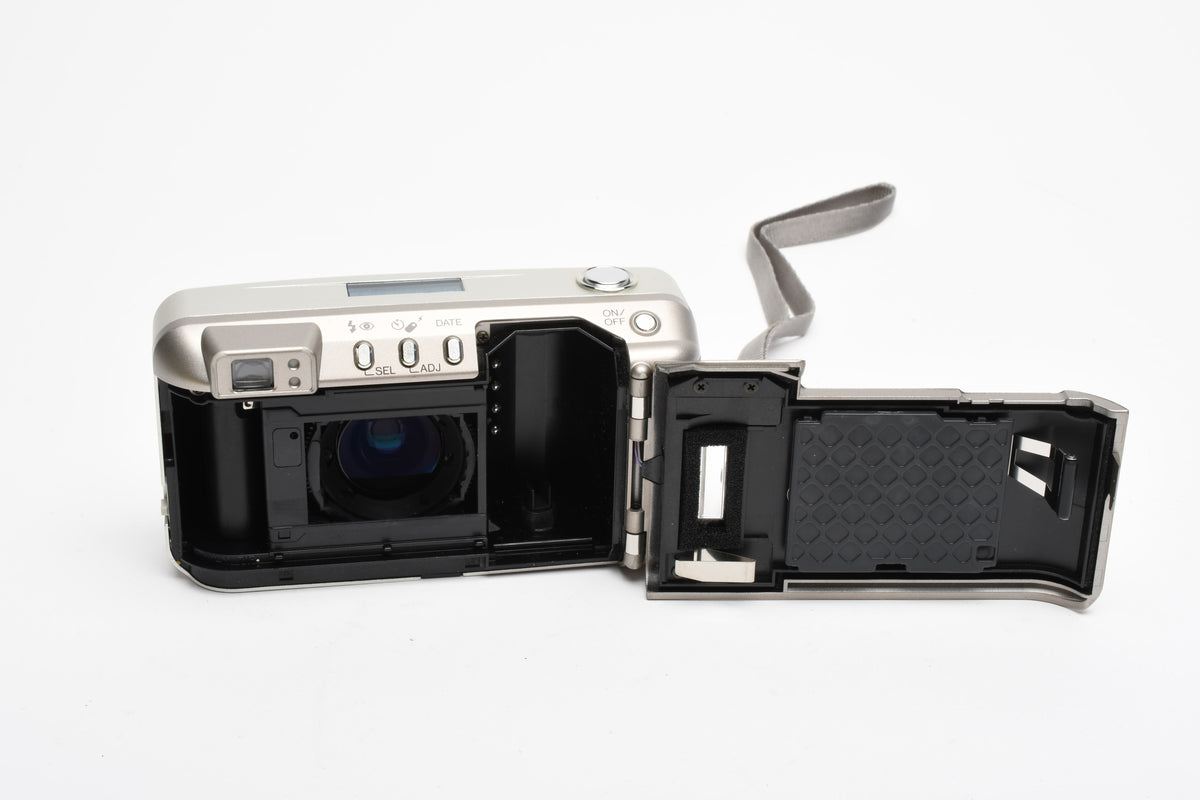 Minolta Freedom Zoom 125 Date 35mm Point&Shoot camera w/ strap, Great!