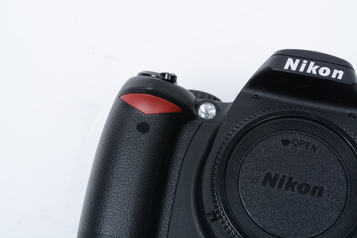 Nikon D40 DSLR body, batt+charger+book, ONLY 2421 Acts!! Mint-