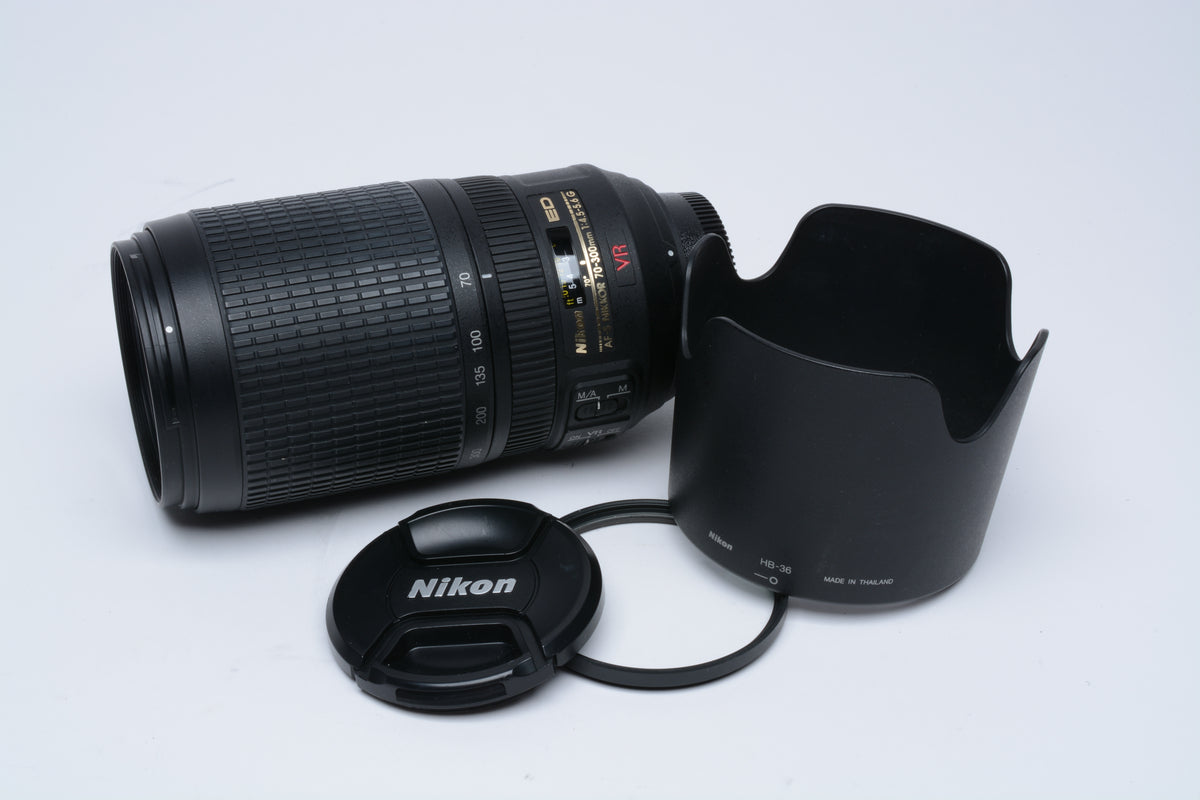 Nikon Nikkor AF-S 70-300mm f4-5.6G ED VR zoom lens, caps, lens hood, UV, Mint-