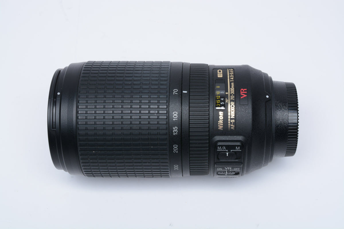 Nikon Nikkor AF-S 70-300mm f4-5.6G ED VR zoom lens, caps, lens hood, UV, Mint-