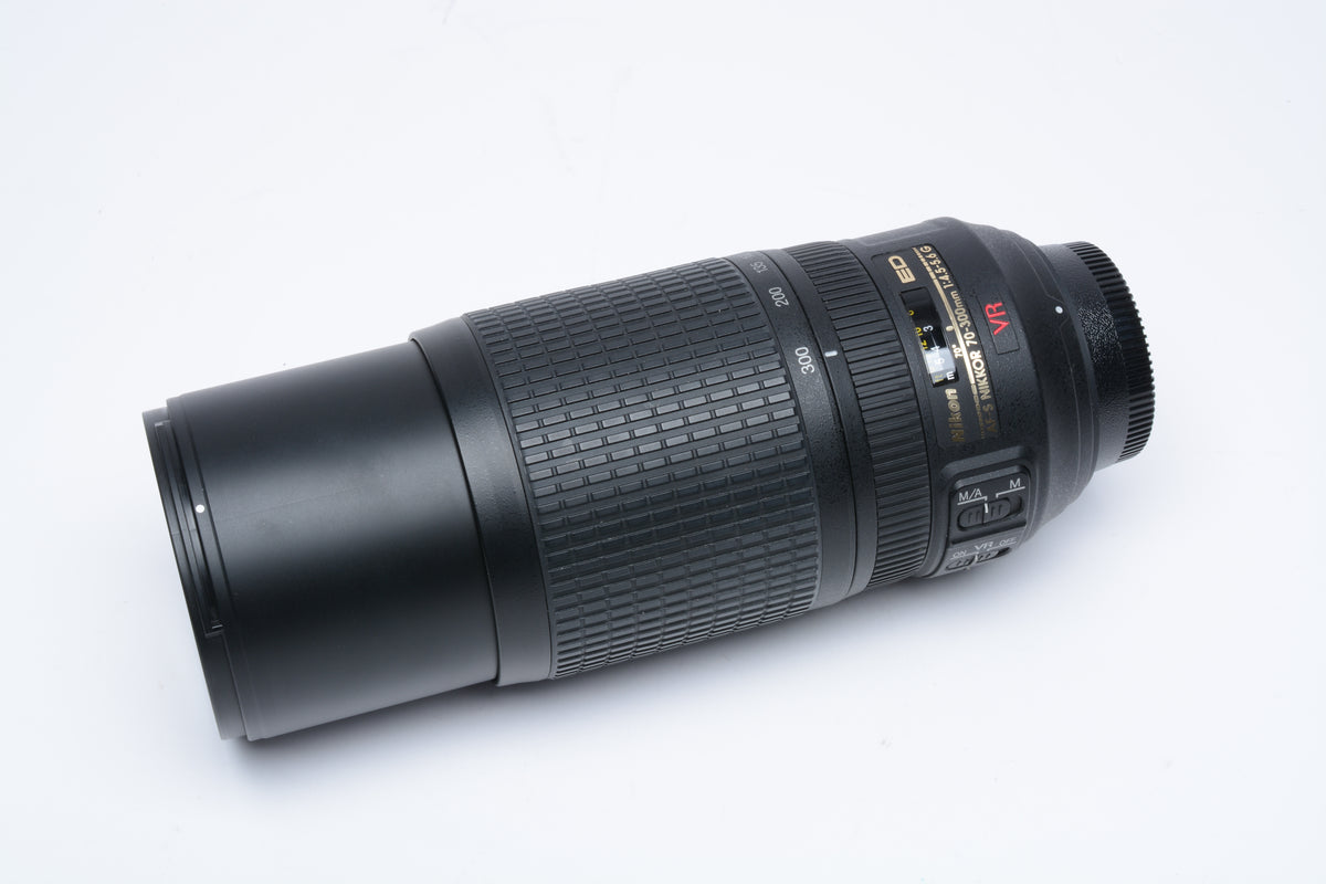 Nikon Nikkor AF-S 70-300mm f4-5.6G ED VR zoom lens, caps, lens hood, UV, Mint-