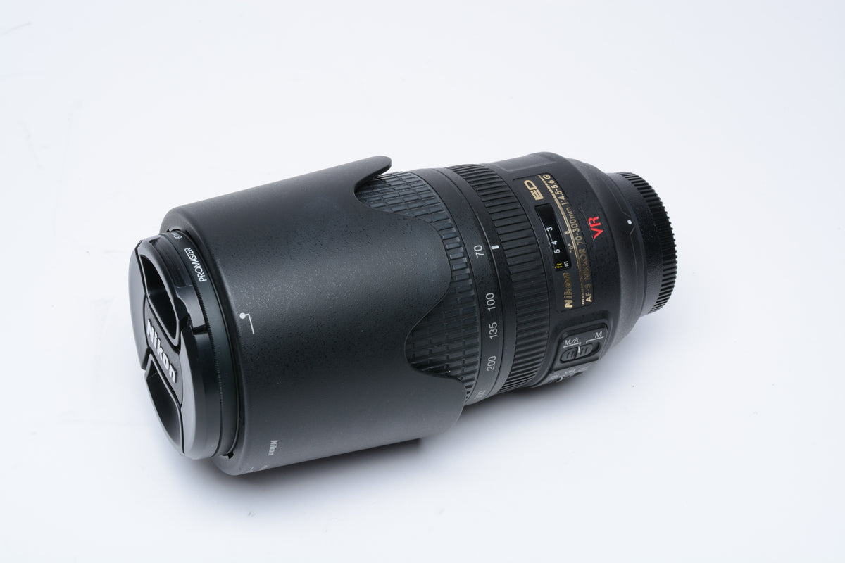 Nikon Nikkor AF-S 70-300mm f4-5.6G ED VR zoom lens, caps, lens hood, UV, Mint-