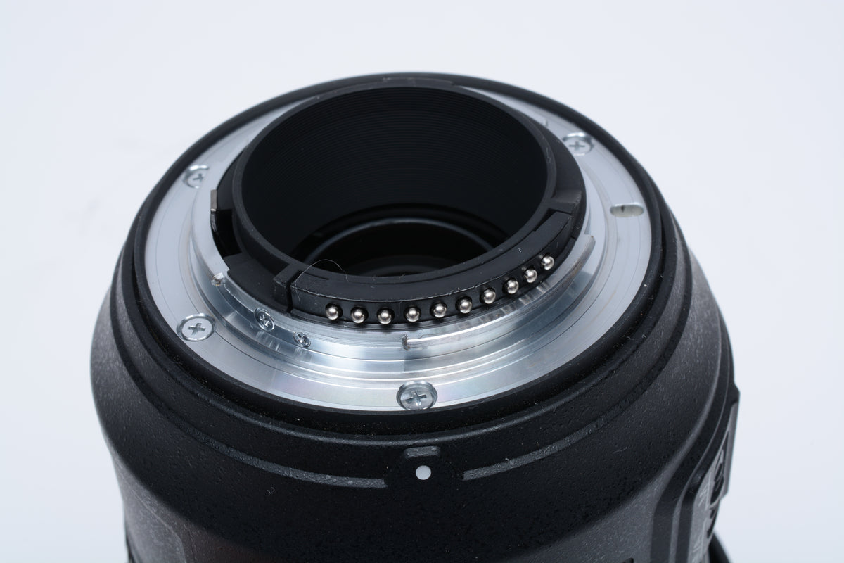Nikon Nikkor AF-S 70-300mm f4-5.6G ED VR zoom lens, caps, lens hood, UV, Mint-