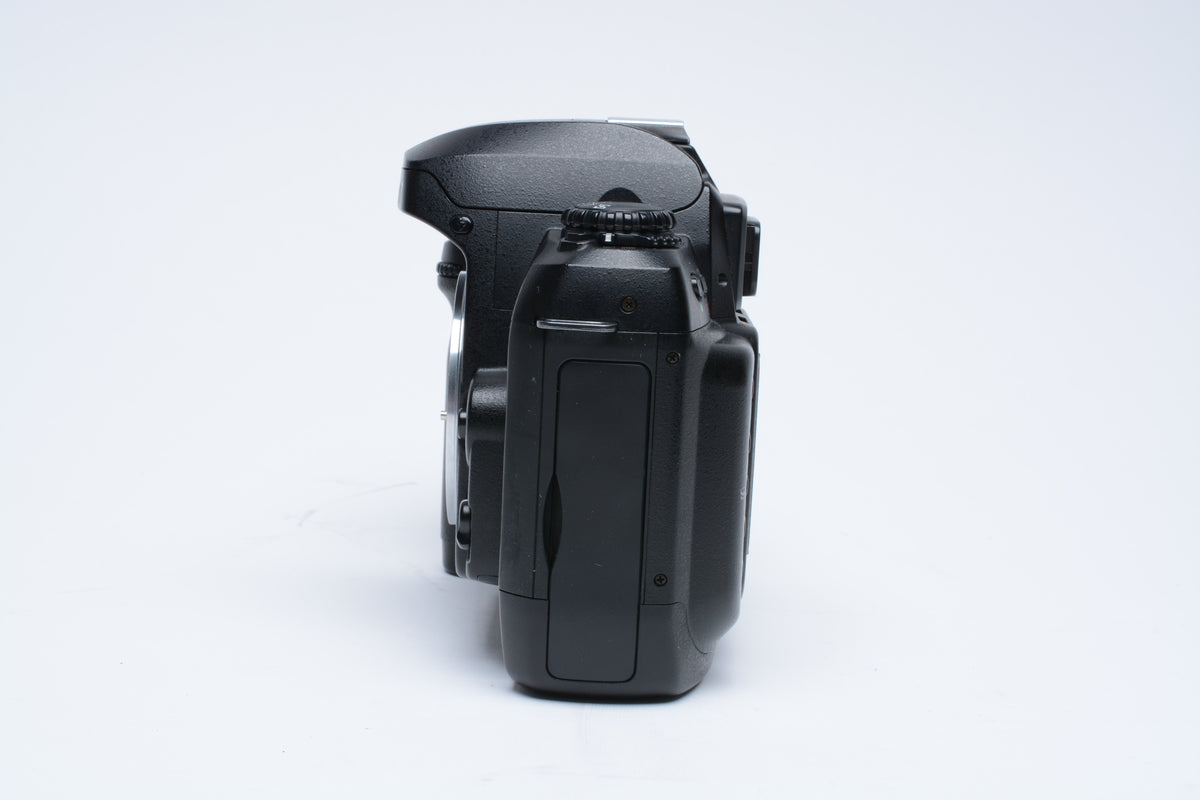 Nikon D100 DSLR w/ MB-D100 Grip, 2x Batts, Manual, Charger, 2GB CF, Strap++