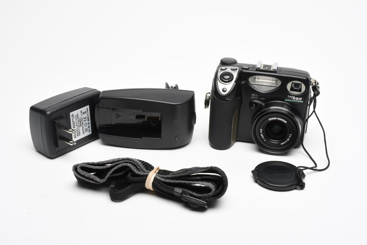 Nikon Coolpix 5000 Digital Point&Shoot camera w/batt., charger, Tested