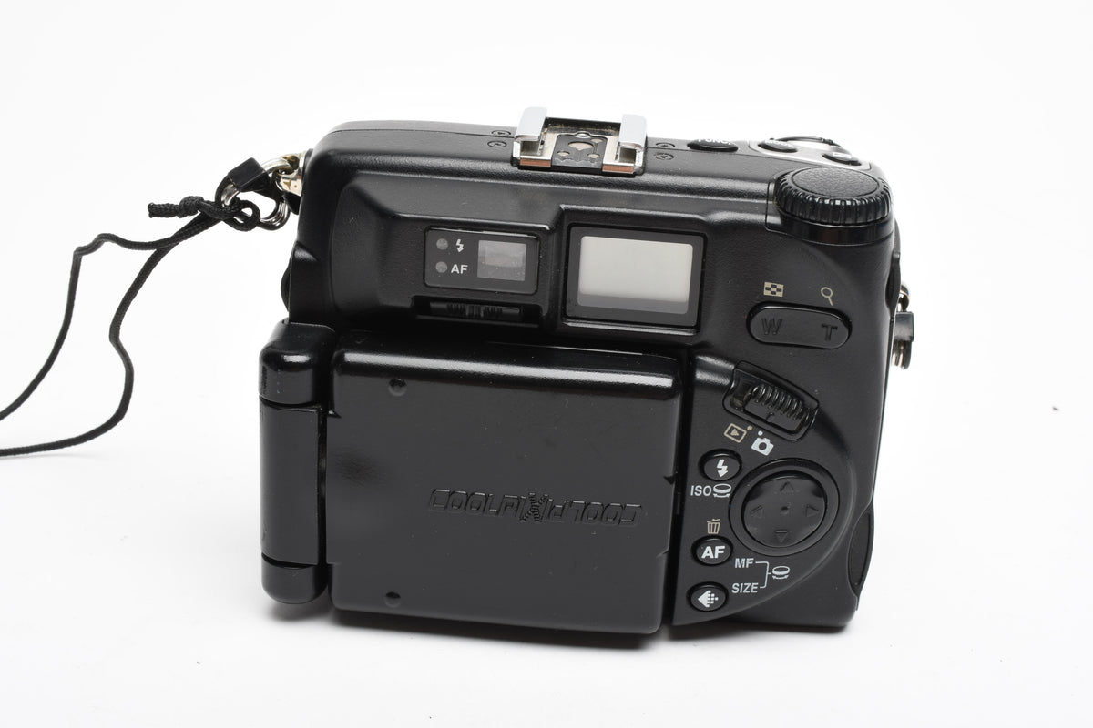 Nikon Coolpix 5000 Digital Point&Shoot camera w/batt., charger, Tested
