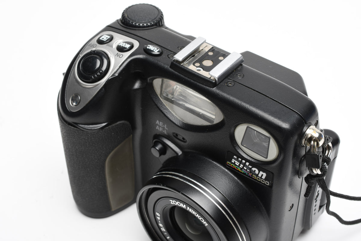 Nikon Coolpix 5000 Digital Point&Shoot camera w/batt., charger, Tested