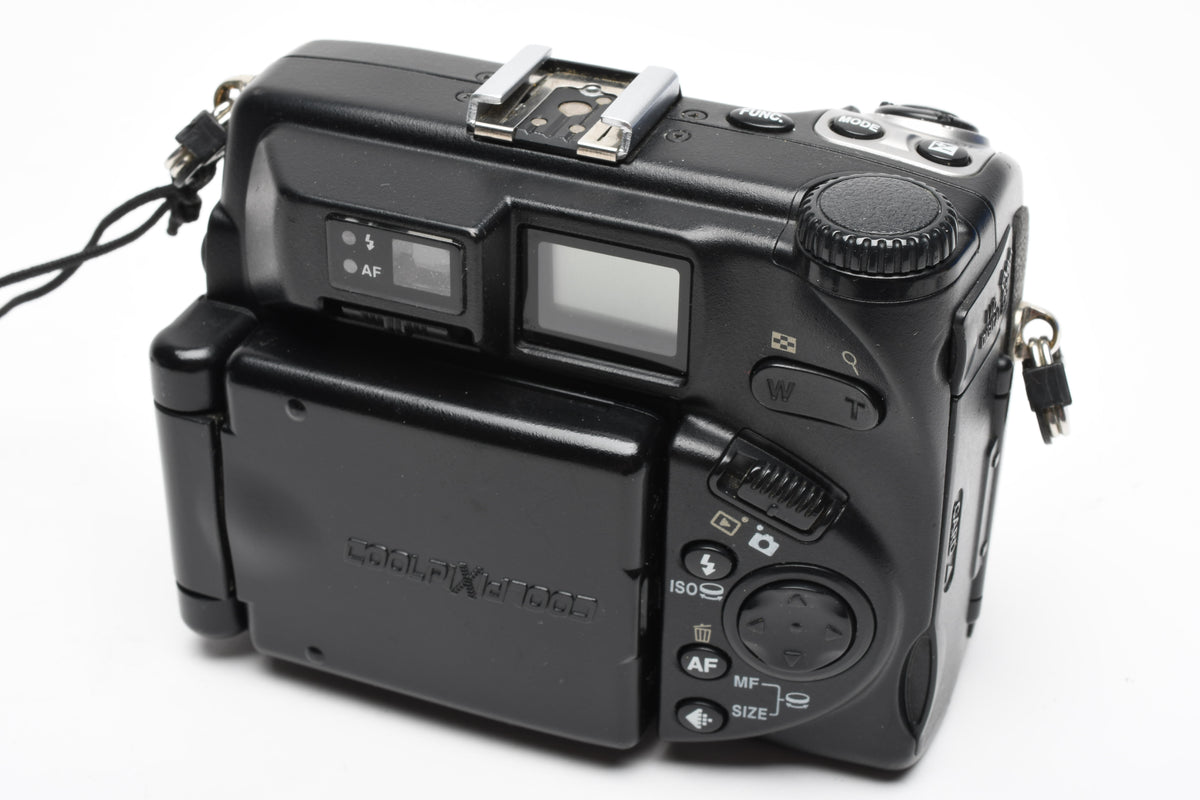 Nikon Coolpix 5000 Digital Point&Shoot camera w/batt., charger, Tested