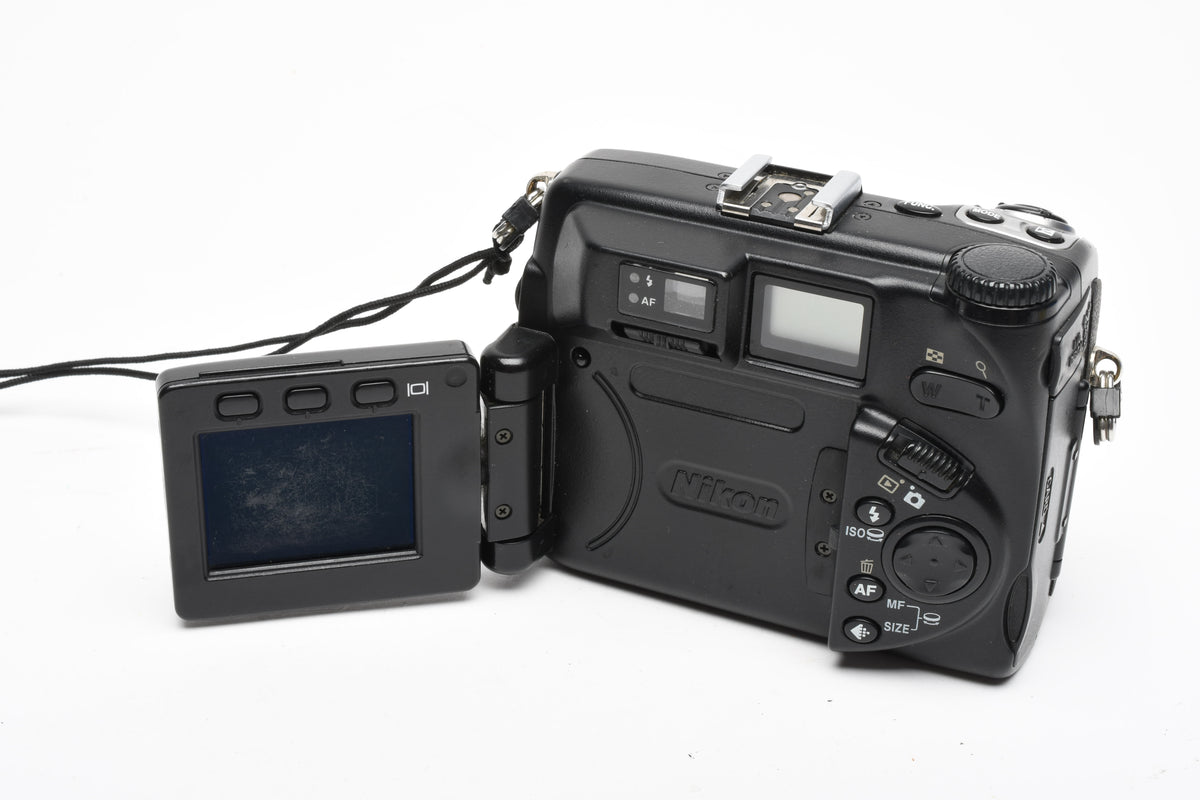 Nikon Coolpix 5000 Digital Point&Shoot camera w/batt., charger, Tested