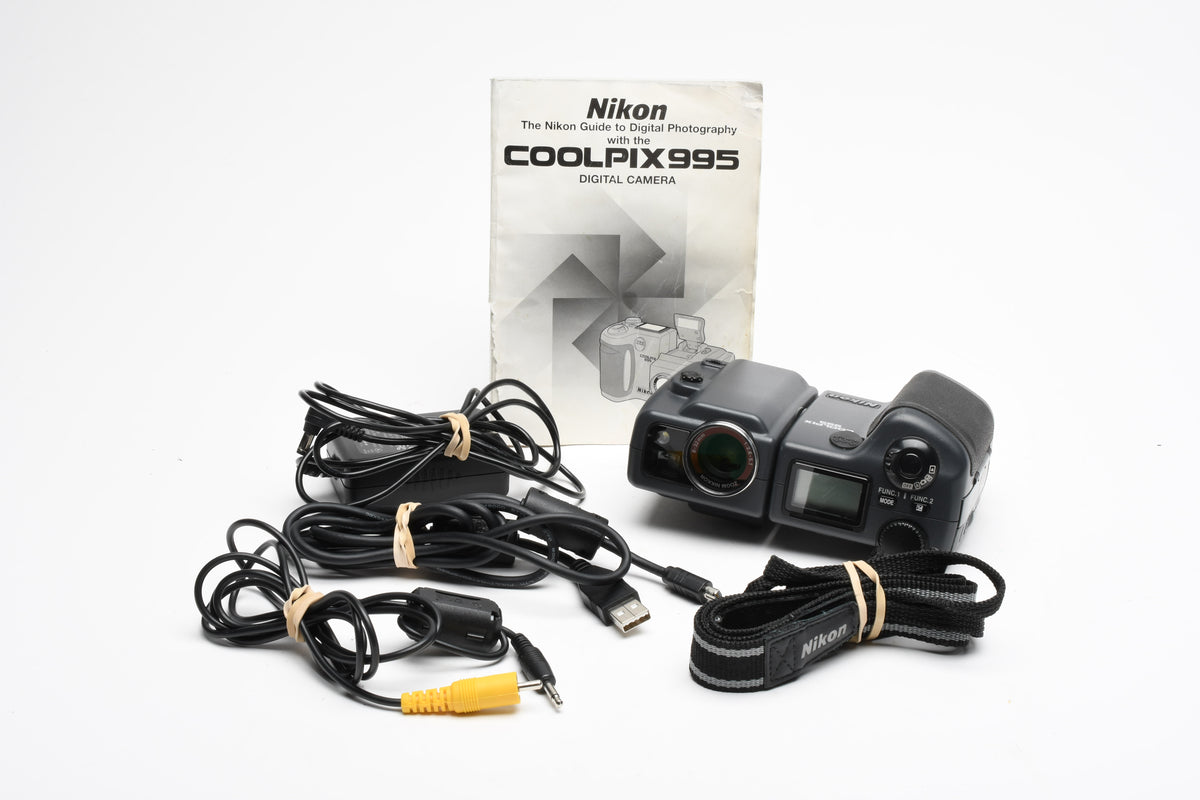 Nikon Coolpix 995 Digital Point&Shoot 3.2MP camera complete bundle, tested