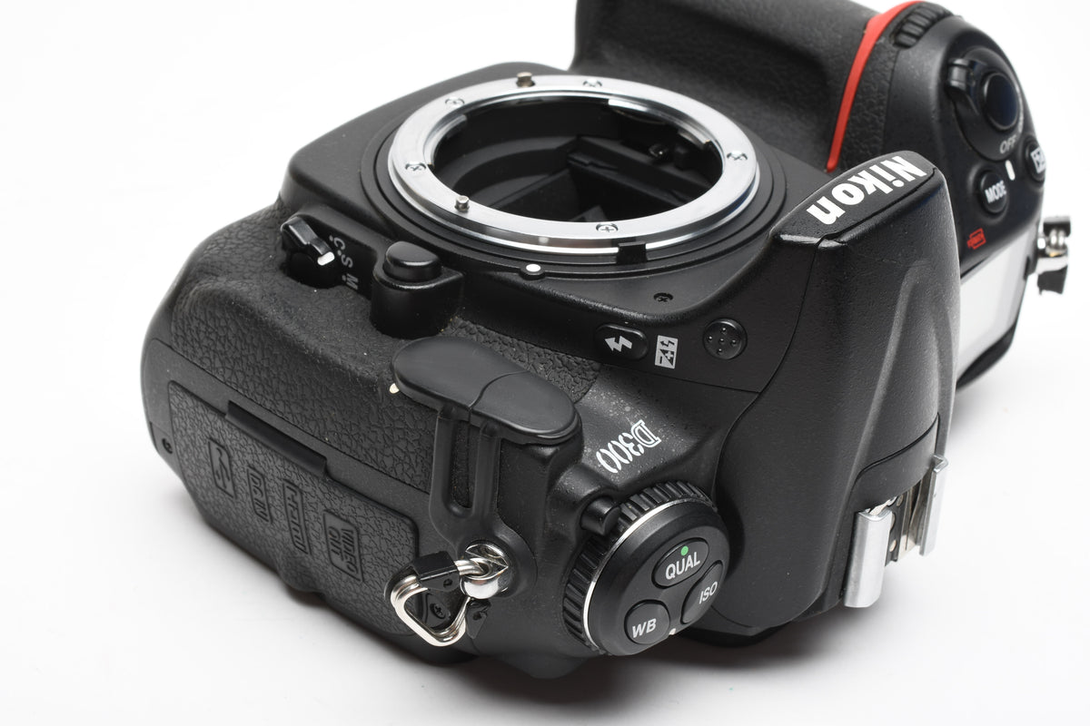 Nikon D300 DSLR Body, 2X batts, charger, 26,082 Acts, clean! Boxed