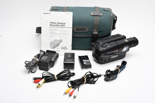 Sony CCD-TR600 Hi-8 camcorder w/AV cables, AC, Case, Great!