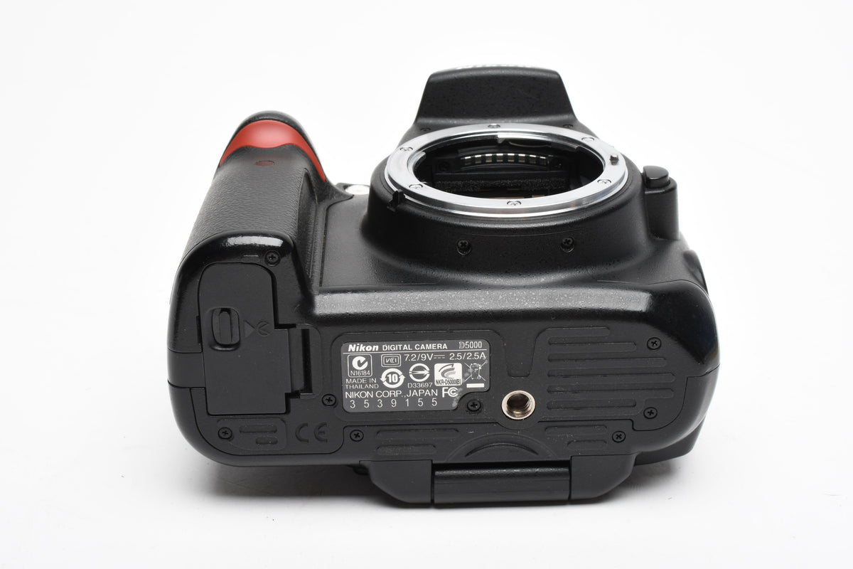 Nikon D5000 DSLR Body, Batt+charger+strap+manuals+book, 16K Acts
