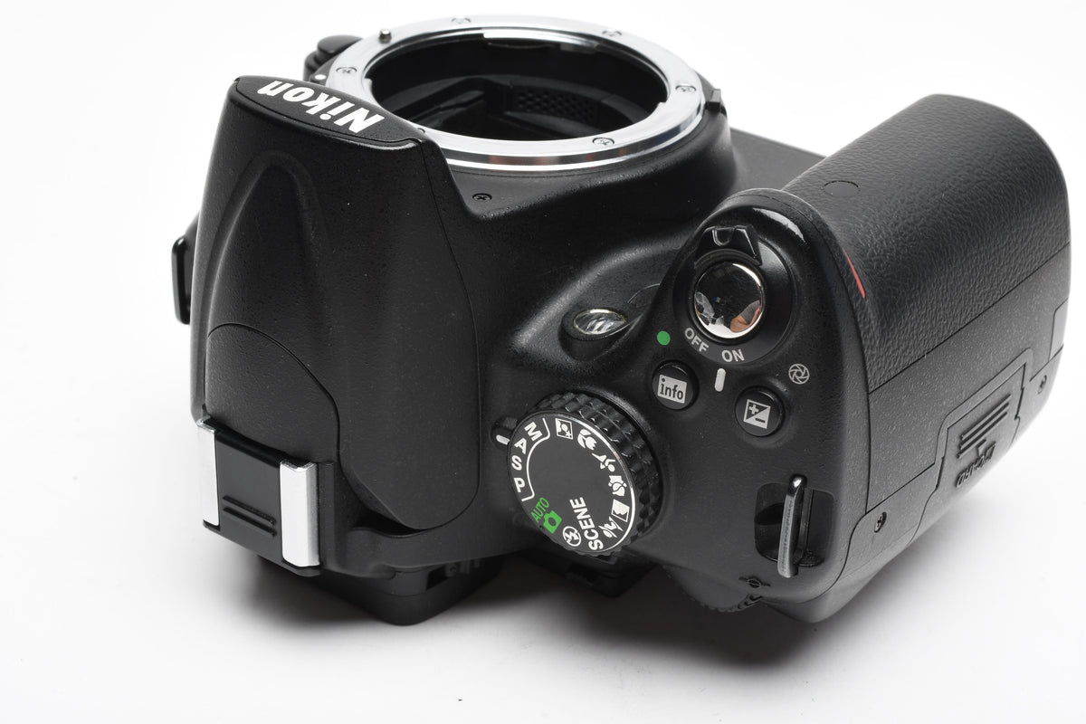 Nikon D5000 DSLR Body, Batt+charger+strap+manuals+book, 16K Acts