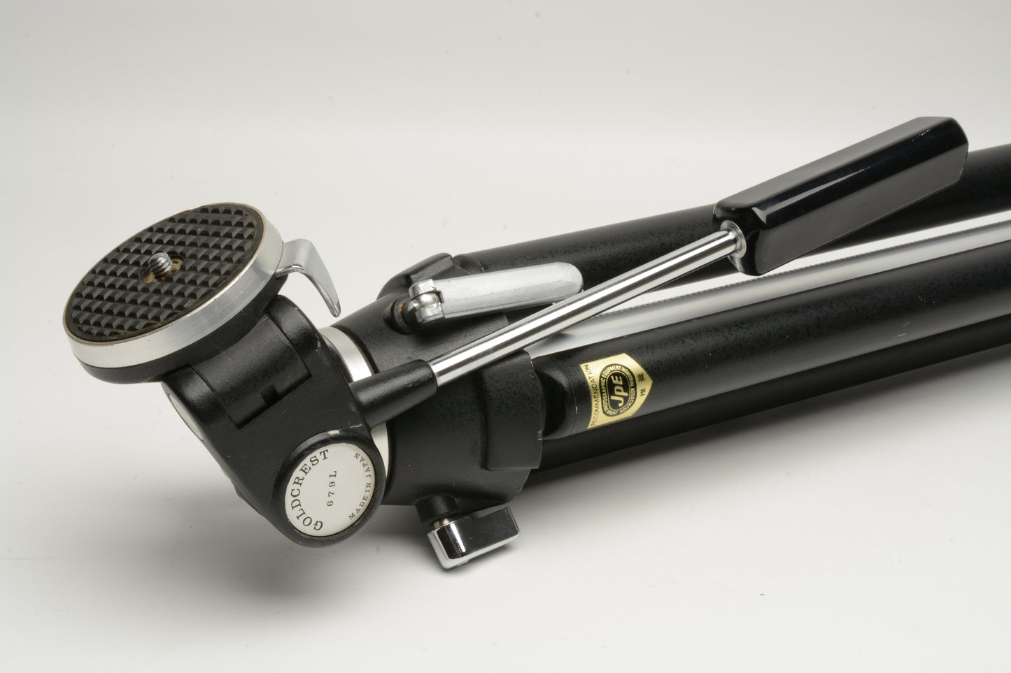 Daiwa SV aluminum tripod w/679L Goldcrest head 24" folded 57" expanded