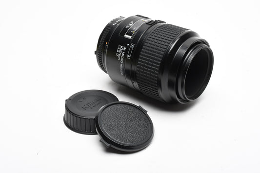 Nikon AF Micro Nikkor 105mm F2.8D lens, clean and sharp! w/Caps