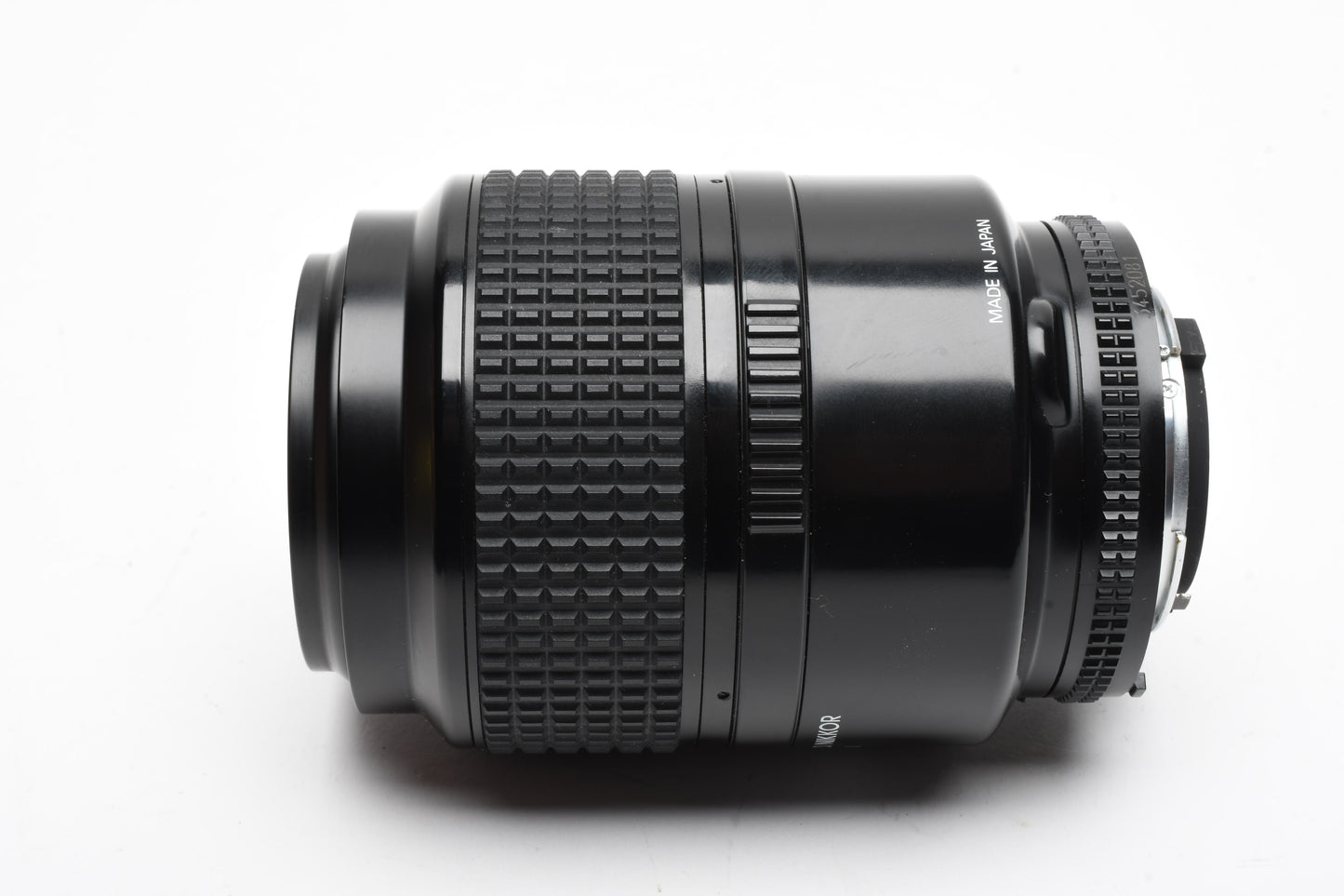 Nikon AF Micro Nikkor 105mm F2.8D lens, clean and sharp! w/Caps
