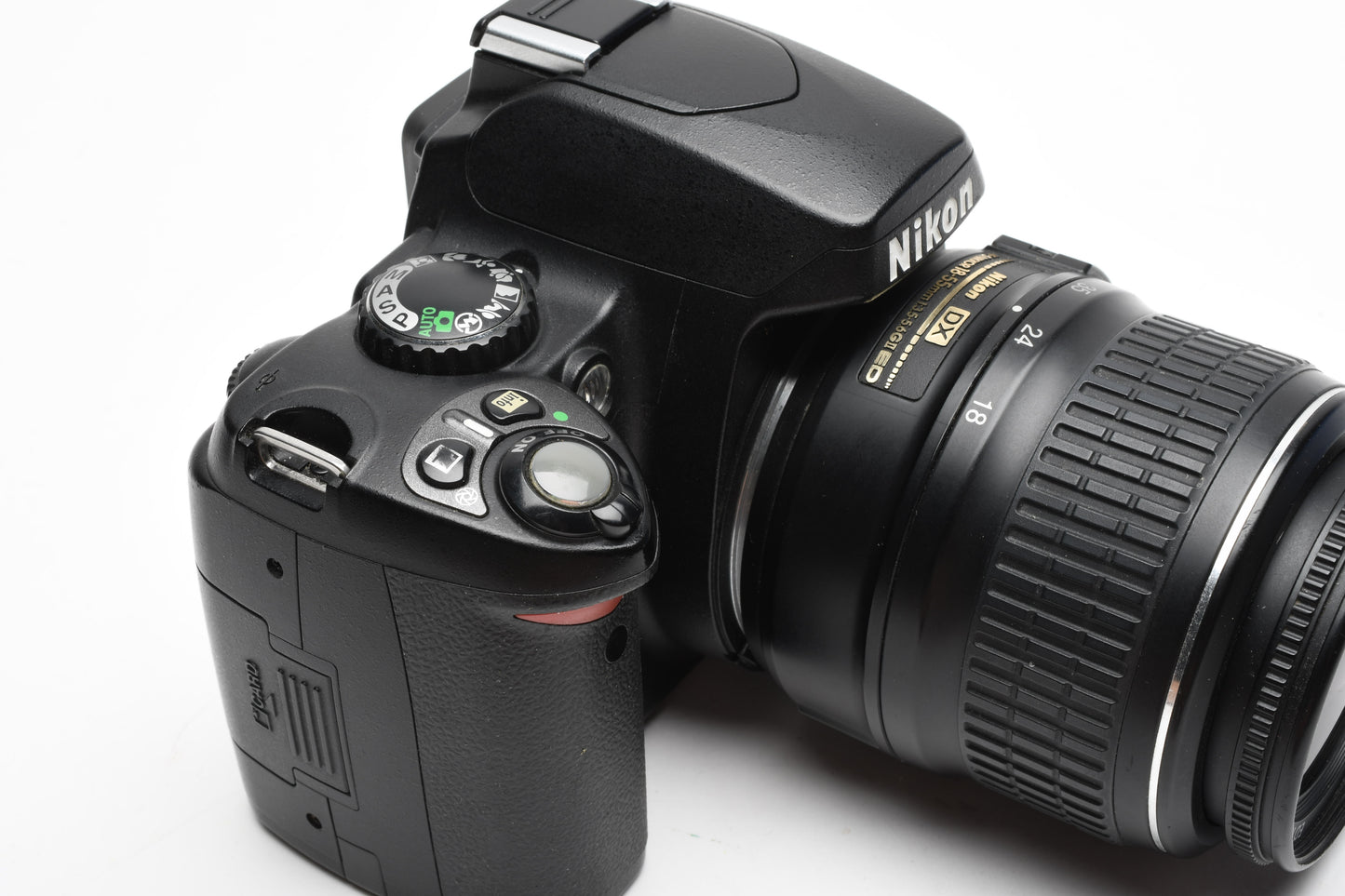 Nikon D40 DSLR body w/Nikkor 18-55mm f3.5-5.6G ED II, Batt+Charger, 12K Acts