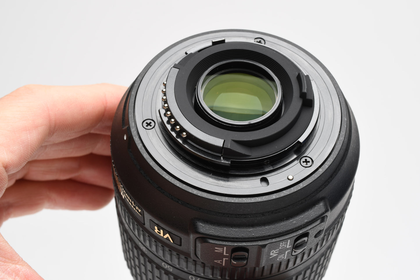 Nikon AF-S 18-105mm f3.5-5.6G ED DX VR zoom lens, caps, Mint-