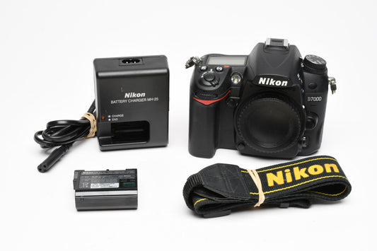 Nikon D7000 16.2MP DSLR, batt, charger, Only 125 Acts! Very clean, Minimal use