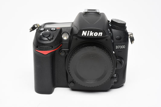 Nikon D7000 16.2MP DSLR, batt, charger, Only 125 Acts! Very clean, Minimal use