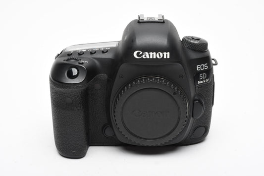 Canon EOS 5D Mark IV Body w/2X Batts, Charger, 17,944 Acts! Great!