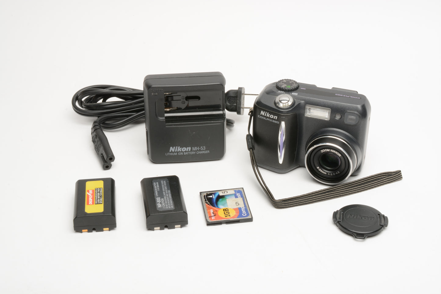 Nikon Coolpix 885 3.2MP digital Point&Shoot w/2batts, charger, tested