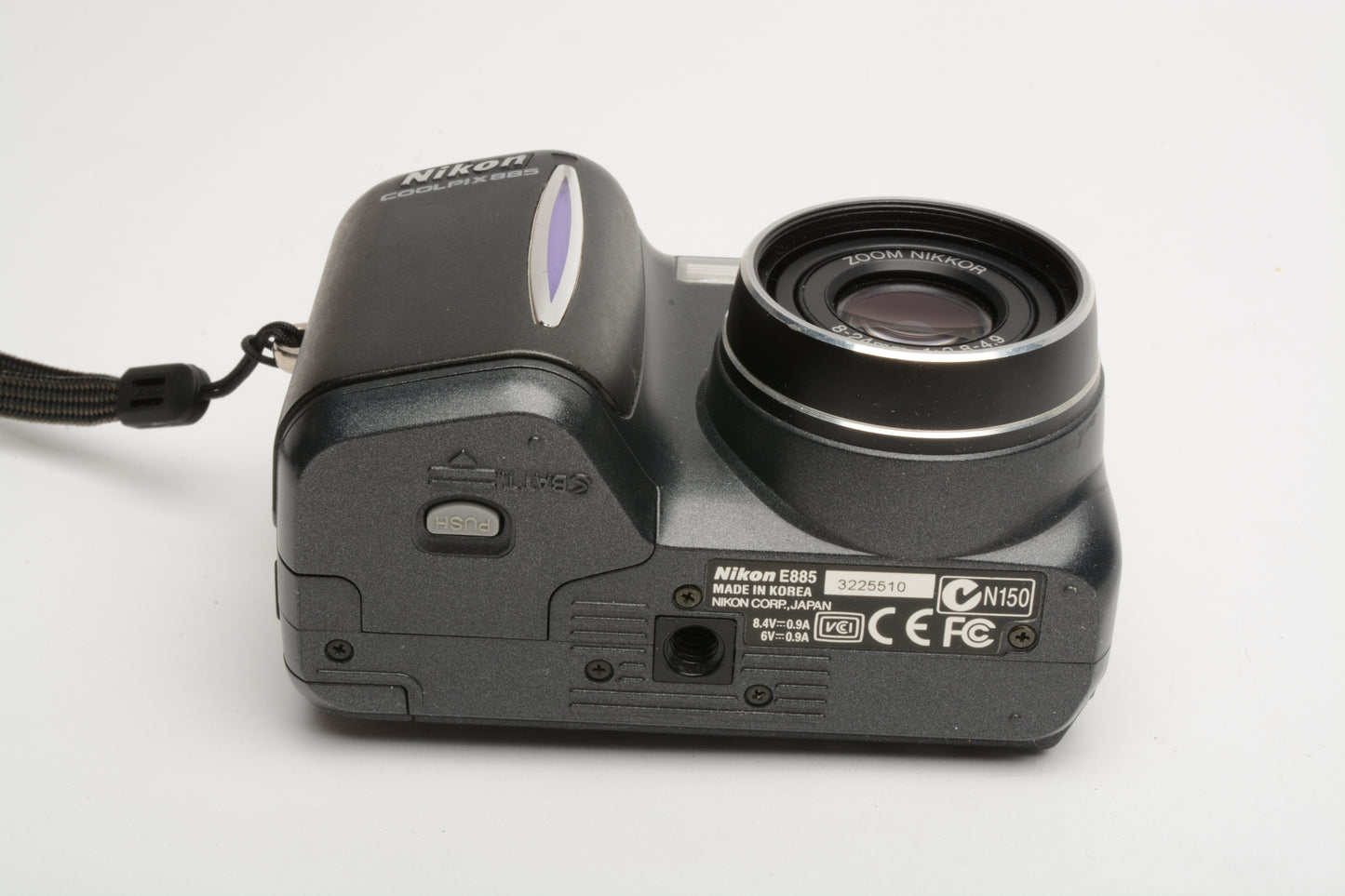 Nikon Coolpix 885 3.2MP digital Point&Shoot w/2batts, charger, tested