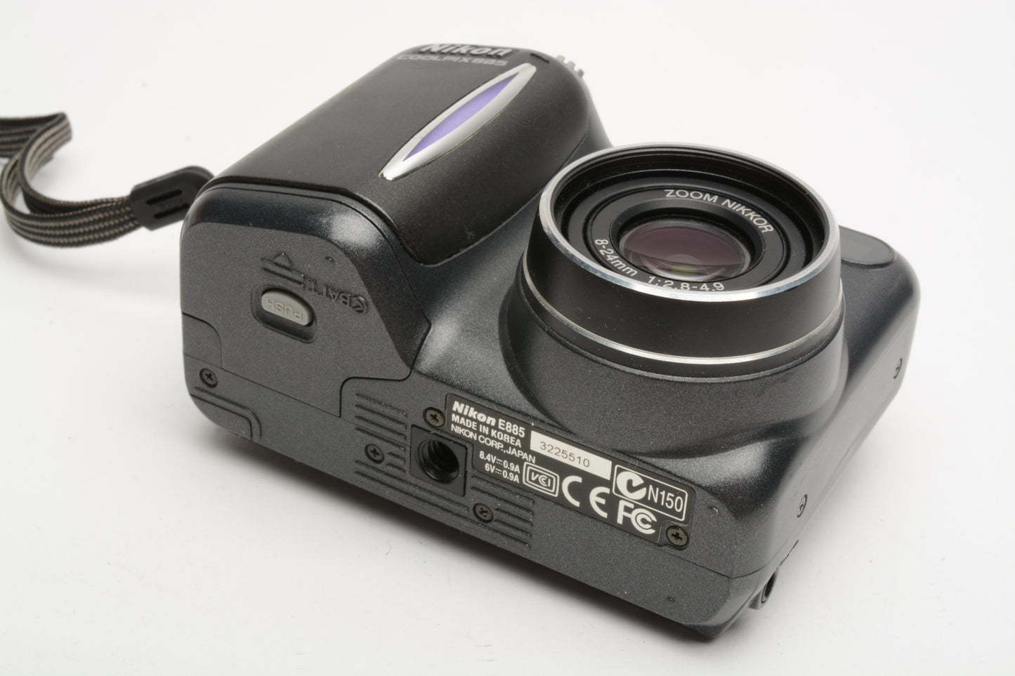 Nikon Coolpix 885 3.2MP digital Point&Shoot w/2batts, charger, tested